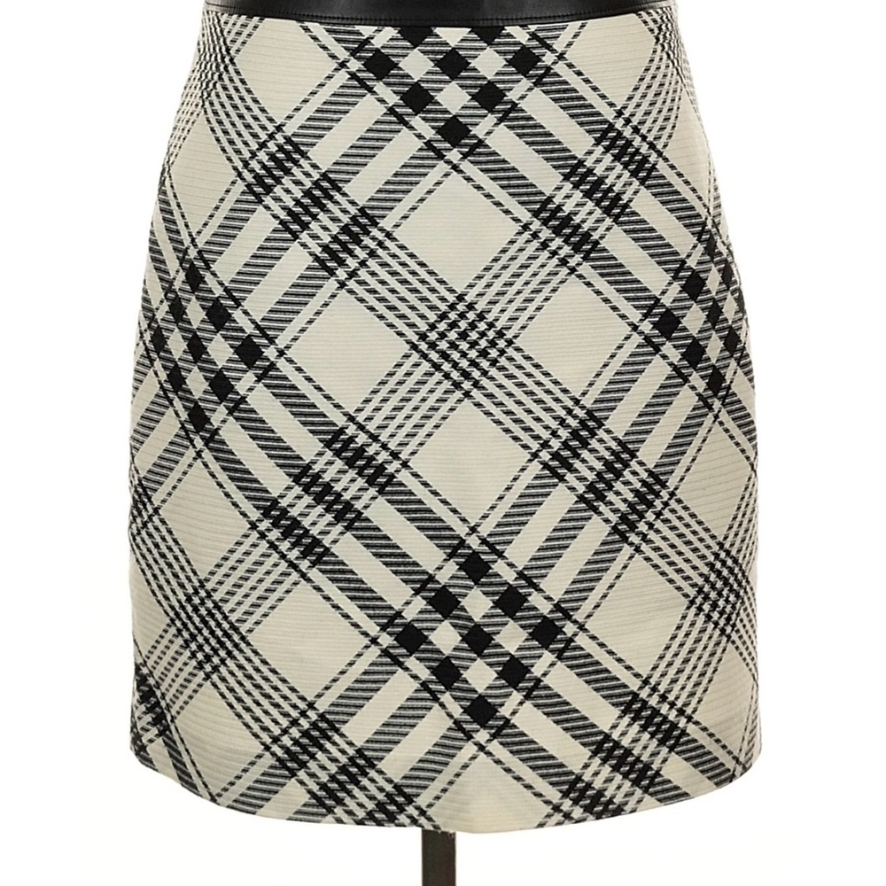 White House Black Market black and white skirt size 4
